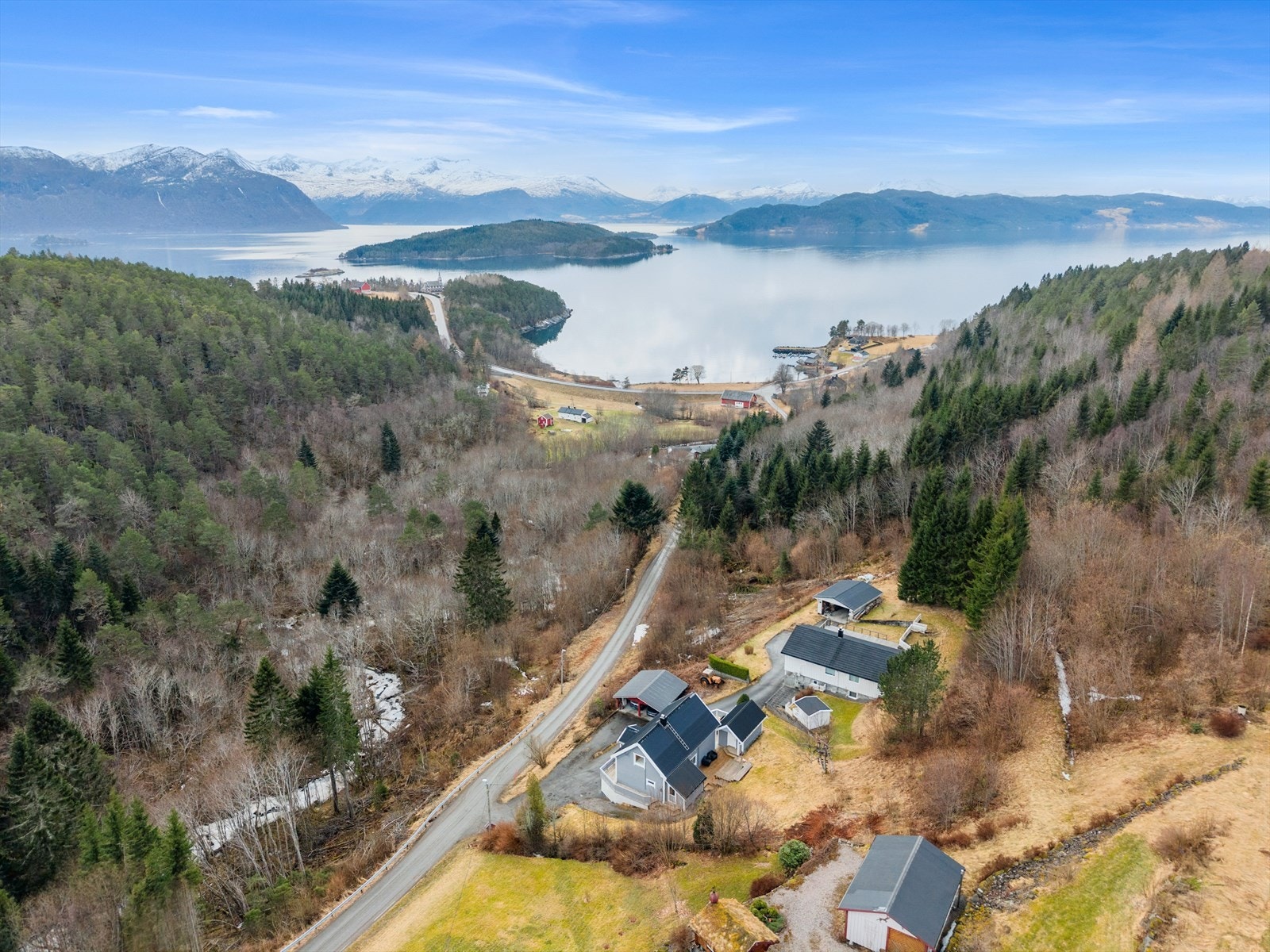 Utsikt mot fjorden og Veøya fra eiendommen Galleribilde