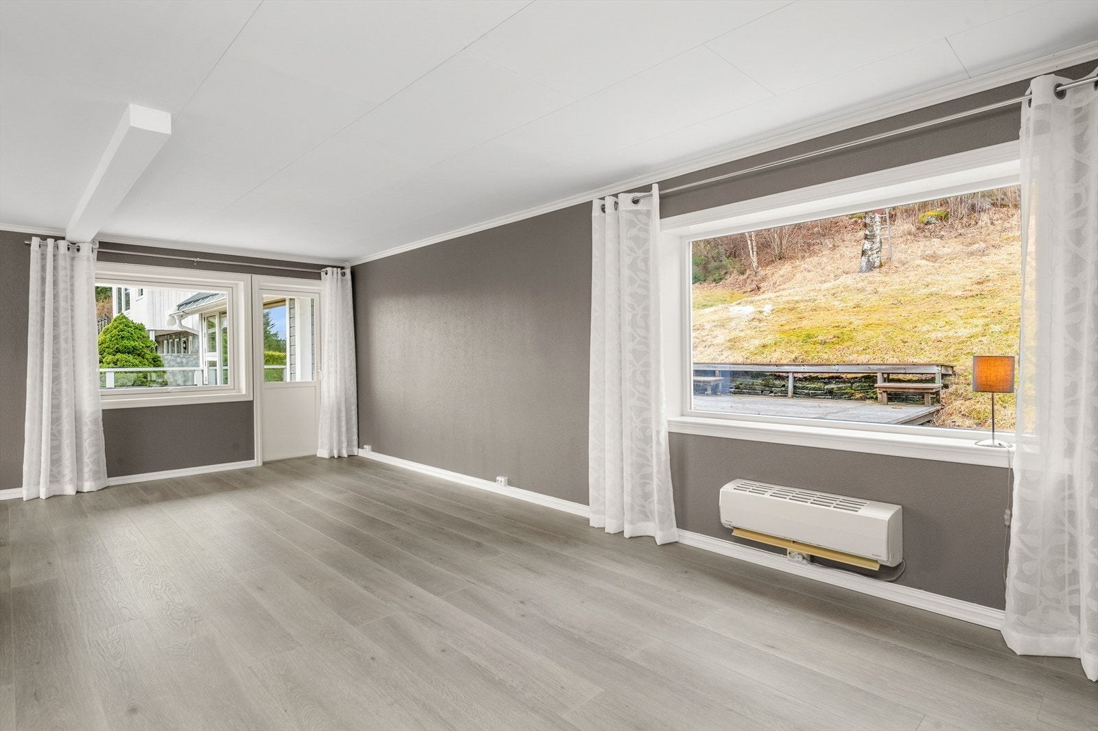 Stuen er av meget god størrelse som resulterer i flere møbleringsmuligheter Galleribilde