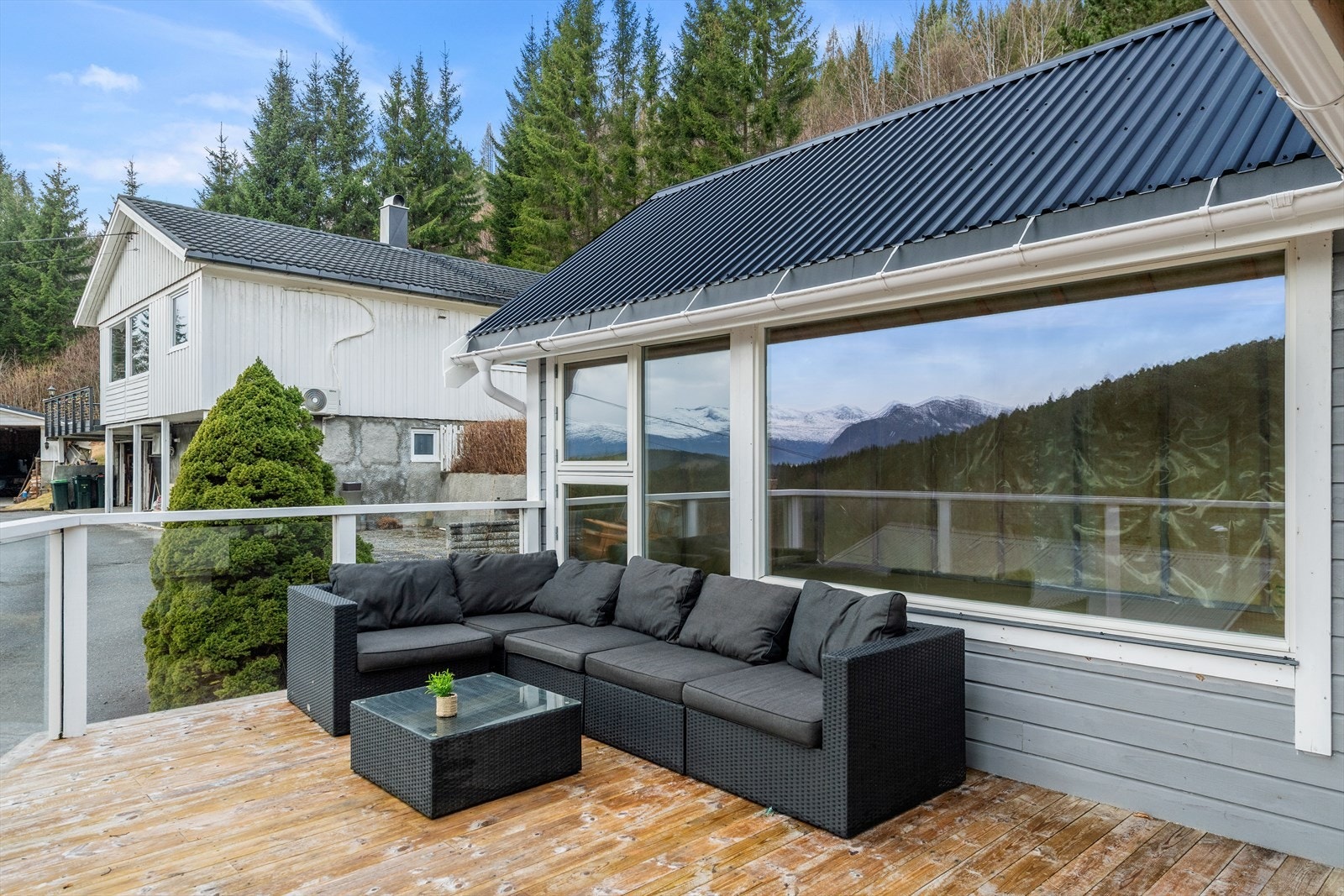 Terrasse rundt store deler av boligen på hele 71 m² Galleribilde