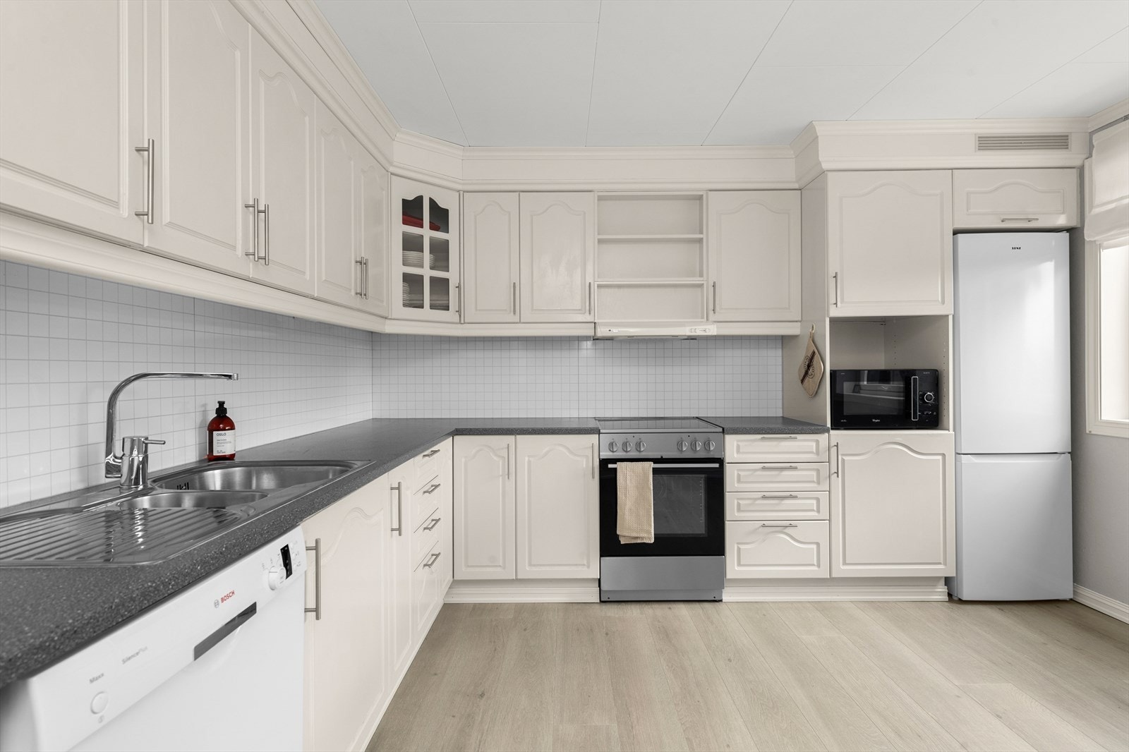 Lyst TG1 kjøkken med profilerte fronter Galleribilde