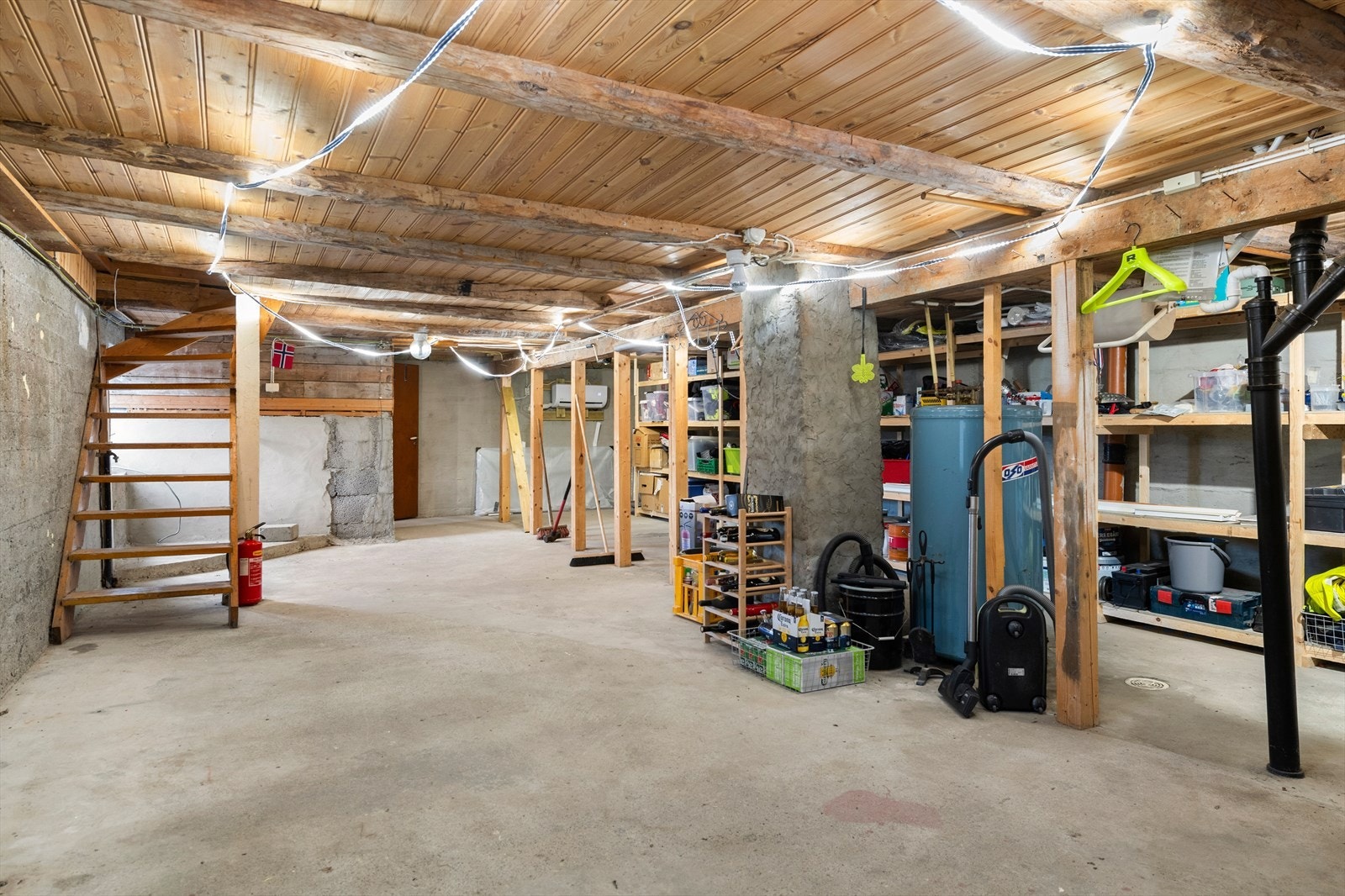 Kjeller med gode og praktiske lagringsmuligheter Galleribilde