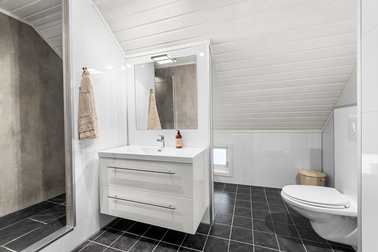 Bad fra 2019 som er utstyrt med dusj og badekar Galleribilde