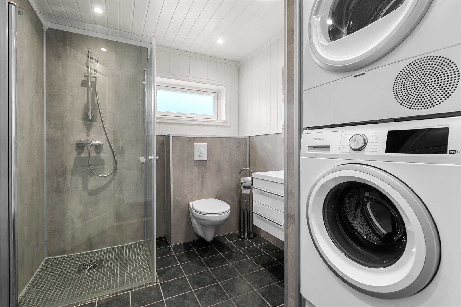 Bad fra 2020 med innfellbare dusjdører, vegghengt baderomsinnredning samt toalett Galleribilde