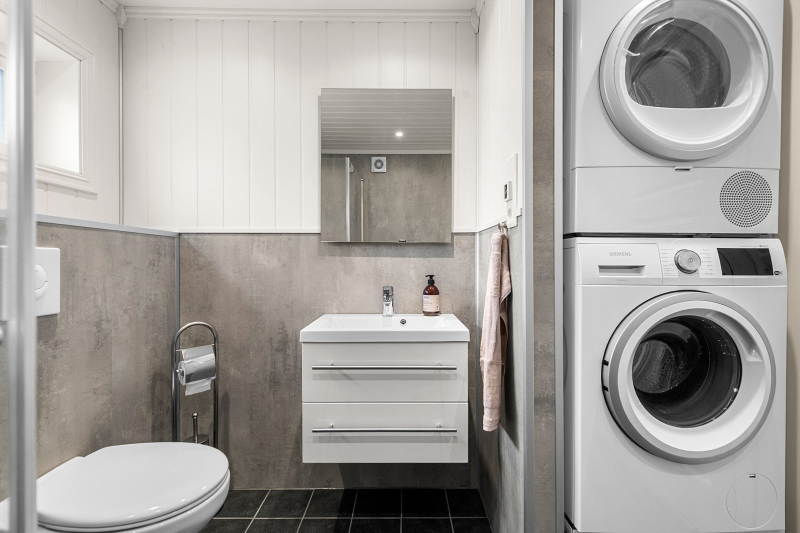 Badet har opplegg for vaskemaskin og tørketrommel Galleribilde