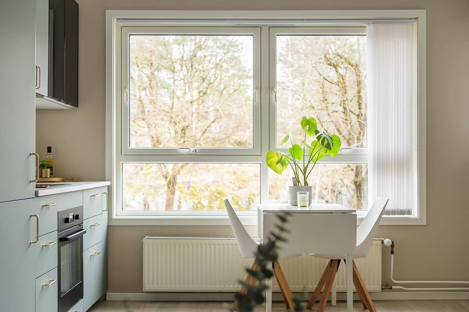 Store vindusflater som slipper inn mye naturlig dagslys Galleribilde