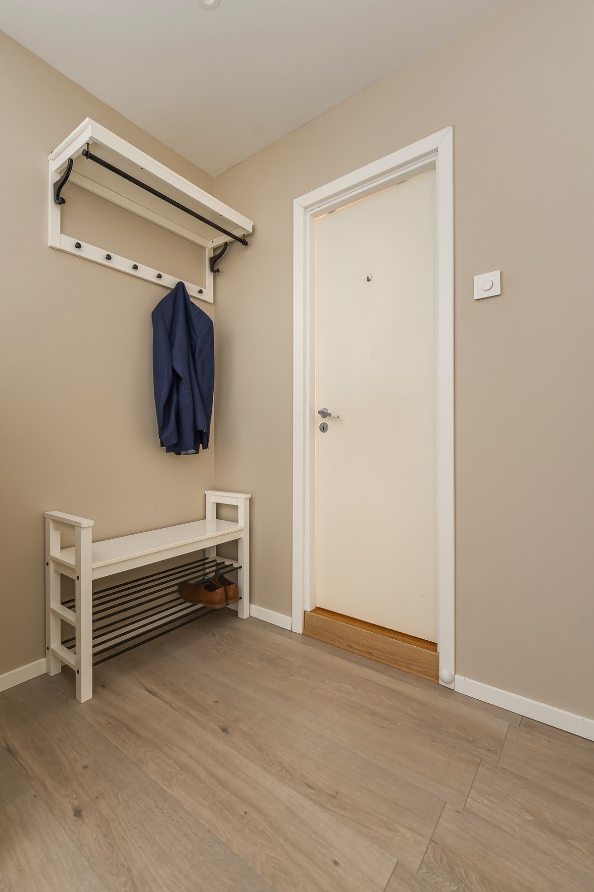 Romslig entré med god plass til å henge fra seg yttertøy Galleribilde