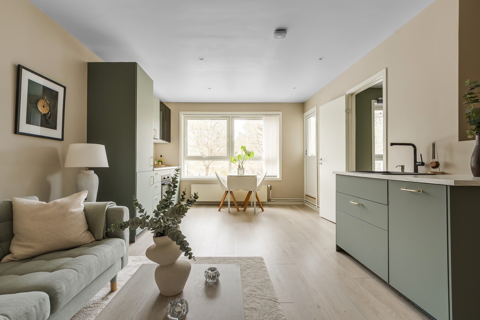 Velkommen til en delikat og usjenert 2-roms i grønne omgivelser på Munkelia! Galleribilde