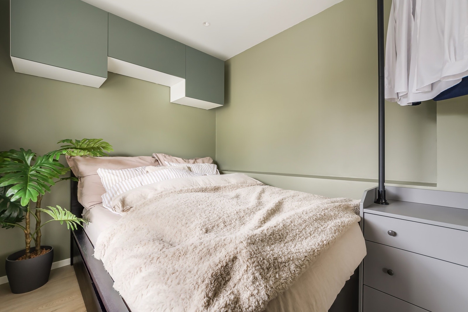 Innredet med garderobe og overskap Galleribilde