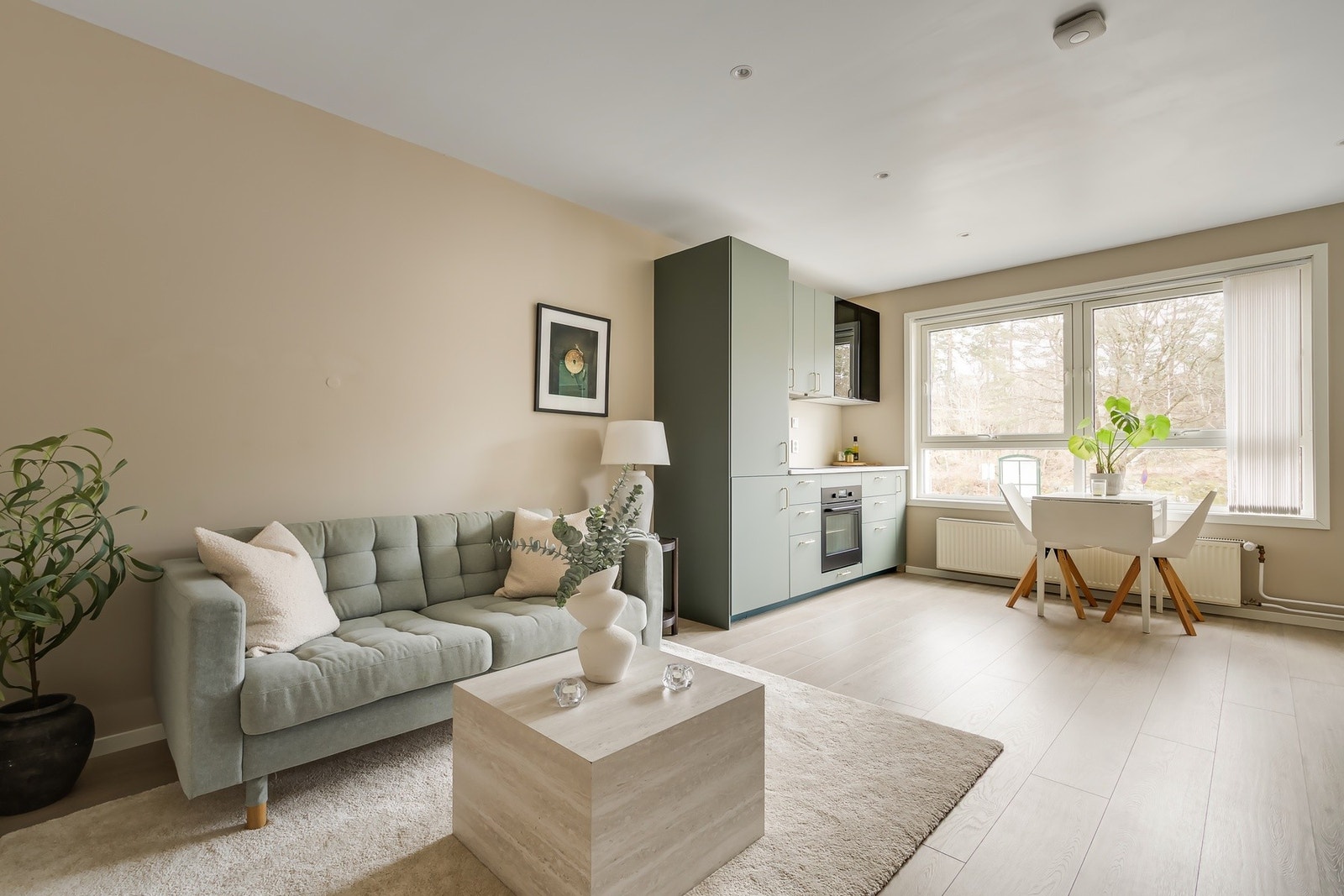 Det er lagt pent enstavs laminatgulv Galleribilde