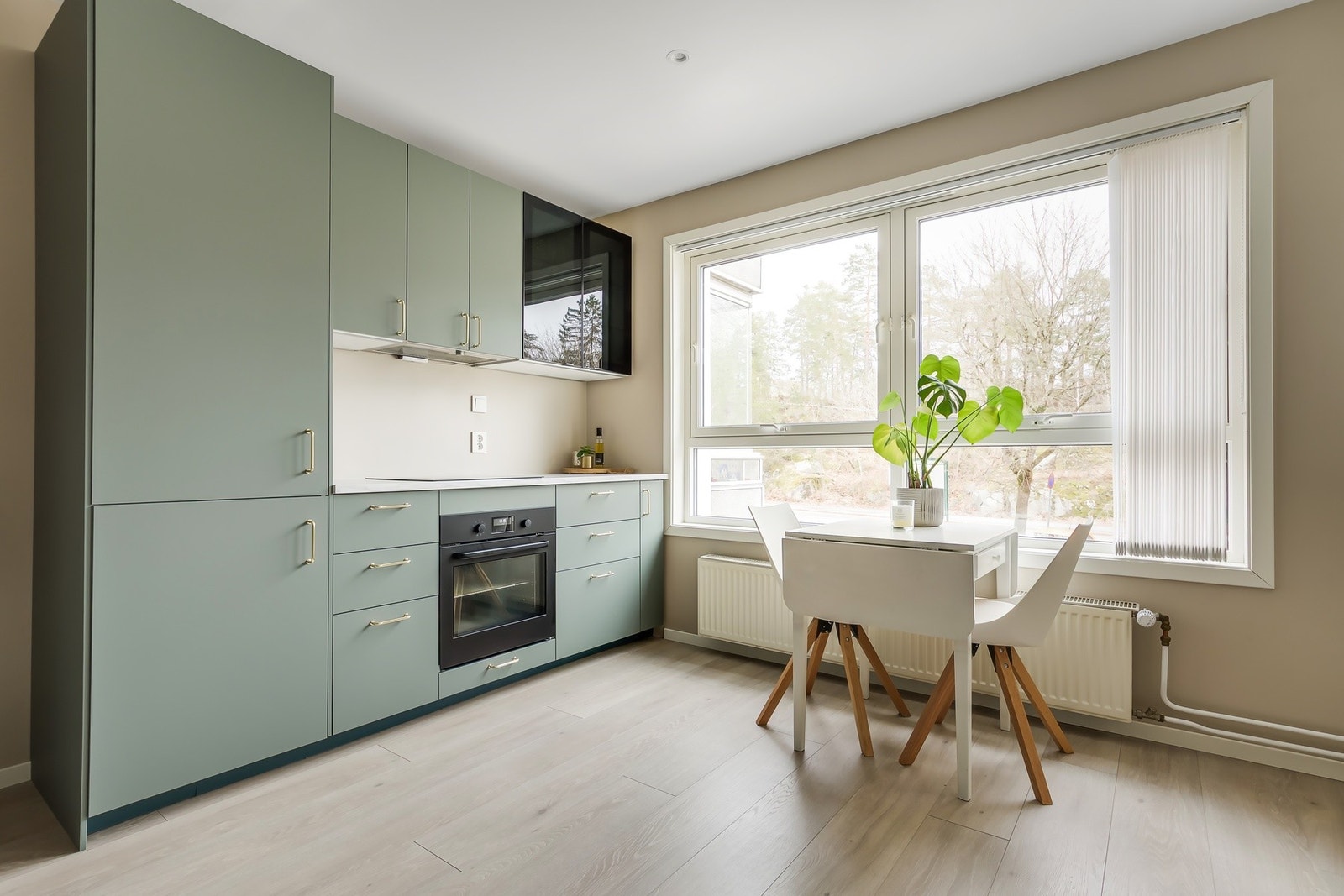 Stort og stilrent arbeidskjøkken med åpen løsning mot stuen Galleribilde