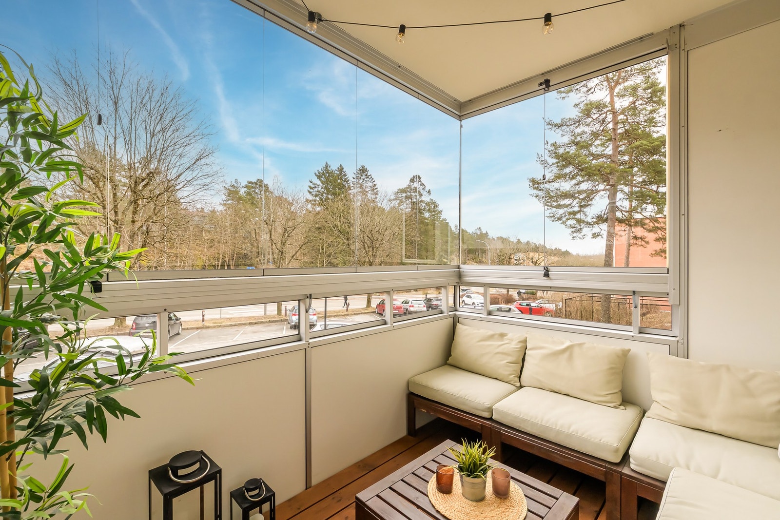 Utgang til innglasset balkong på 6 kvm, som er en herlig forlengelse av leiligheten året rundt Galleribilde