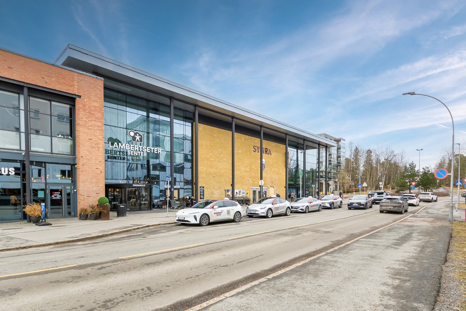 Det er kun en kort spasertur til Lambertseter Senter, et av byens mest komplette nærsentre med et bredt utvalg butikker, spisesteder, apotek og kino Galleribilde