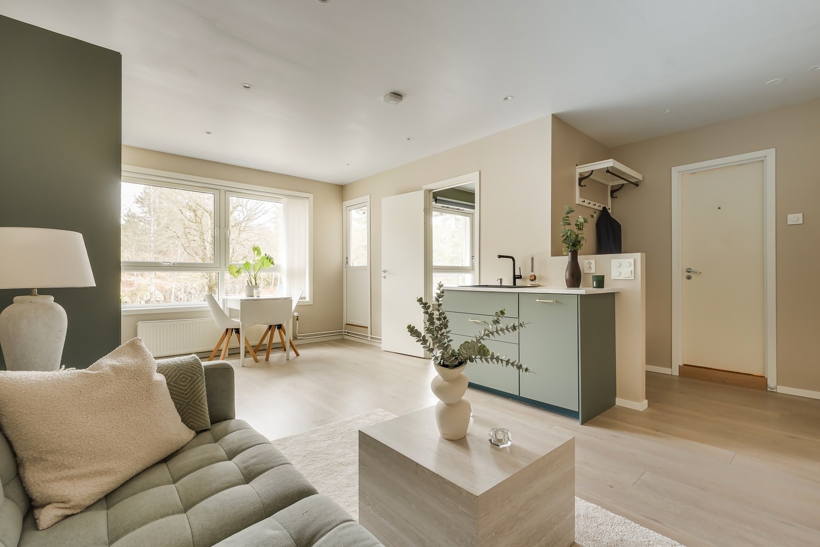 Store deler av leiligheten ble pusset opp i 2020, og fremstår som moderne kg innflyttingsklar Galleribilde