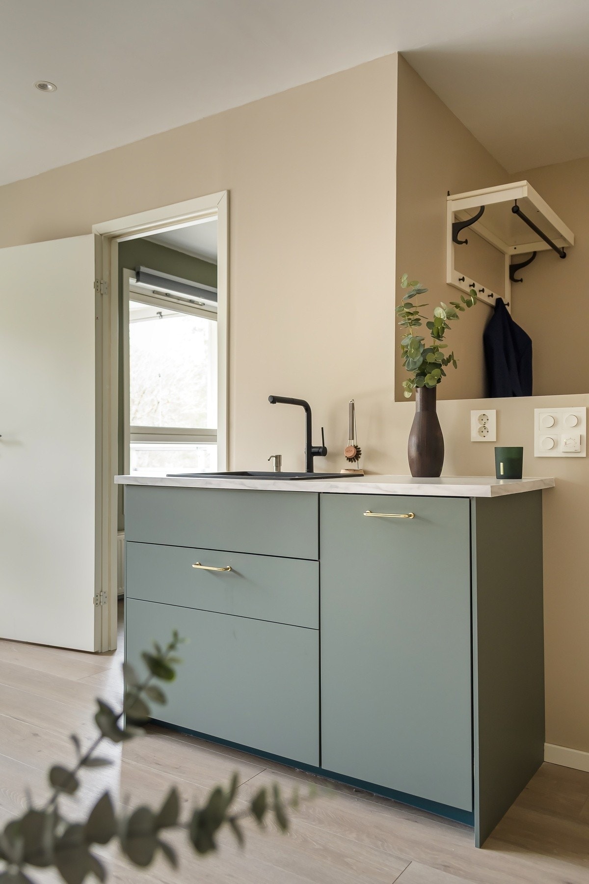 Kjøkkenet har innredning med glatte fronter og benkeplaten er av laminat Galleribilde