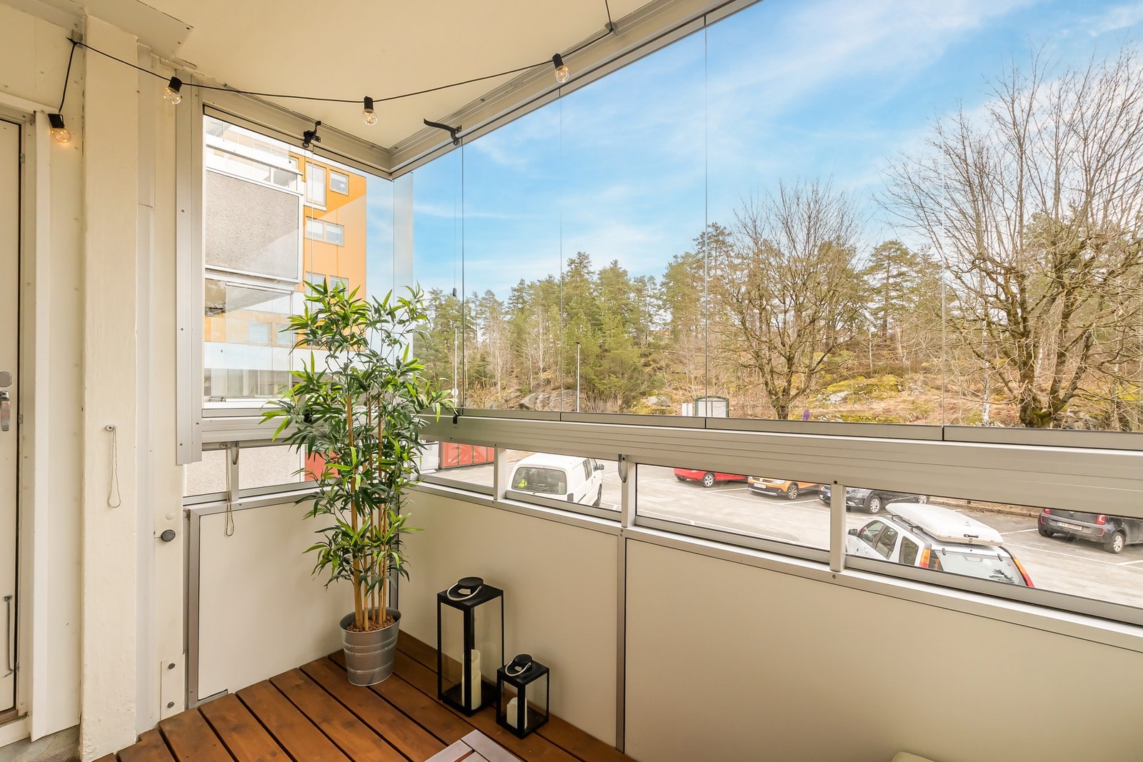 På vakre sommerdager kan du enkelt åpne det uttrekkbare glasset. Elektrisk- og gassgrill er tillatt! Galleribilde