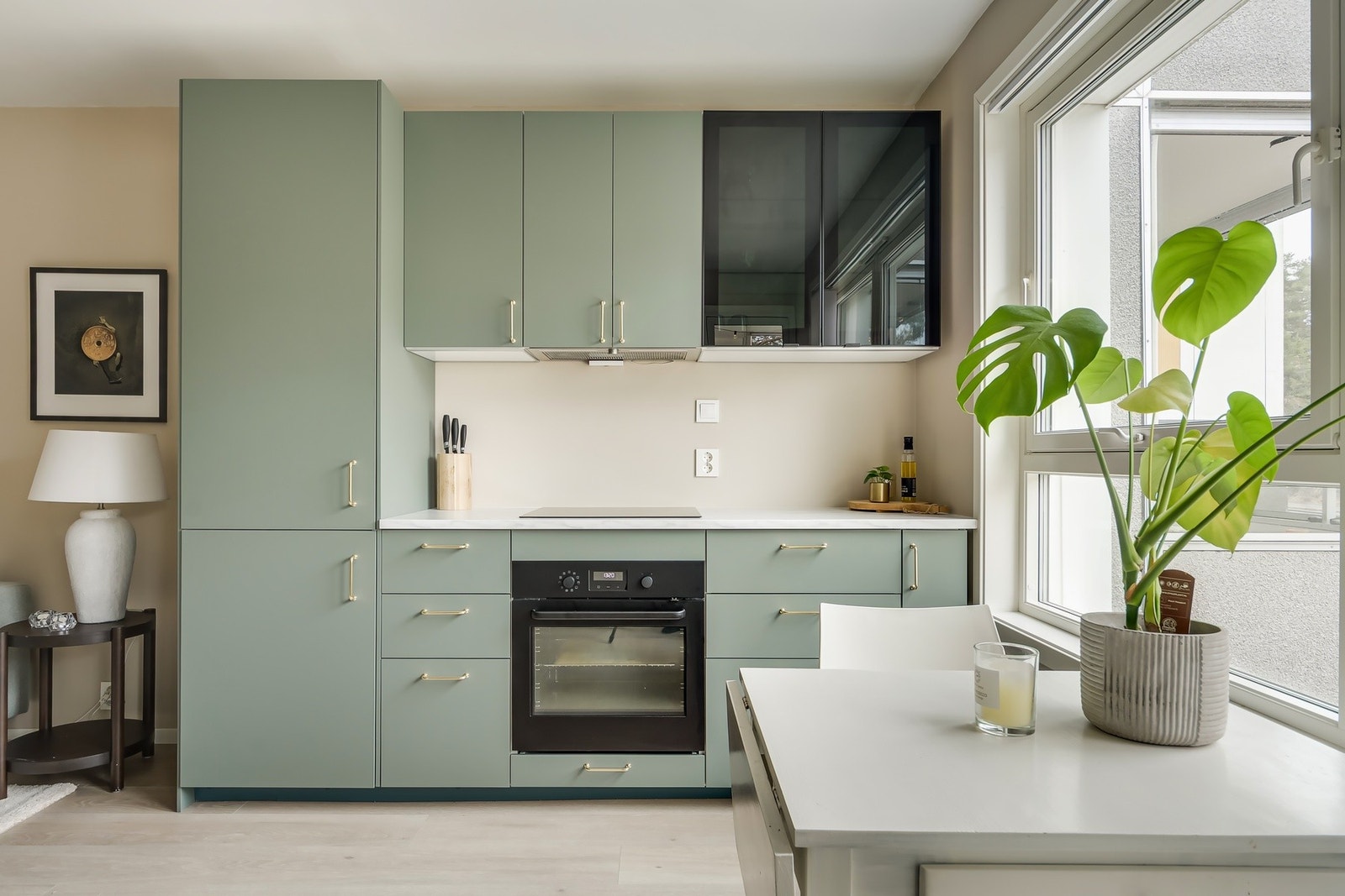 Her får man god arbeidsflyt med strøkent og moderne kjøkkeninnredning Galleribilde