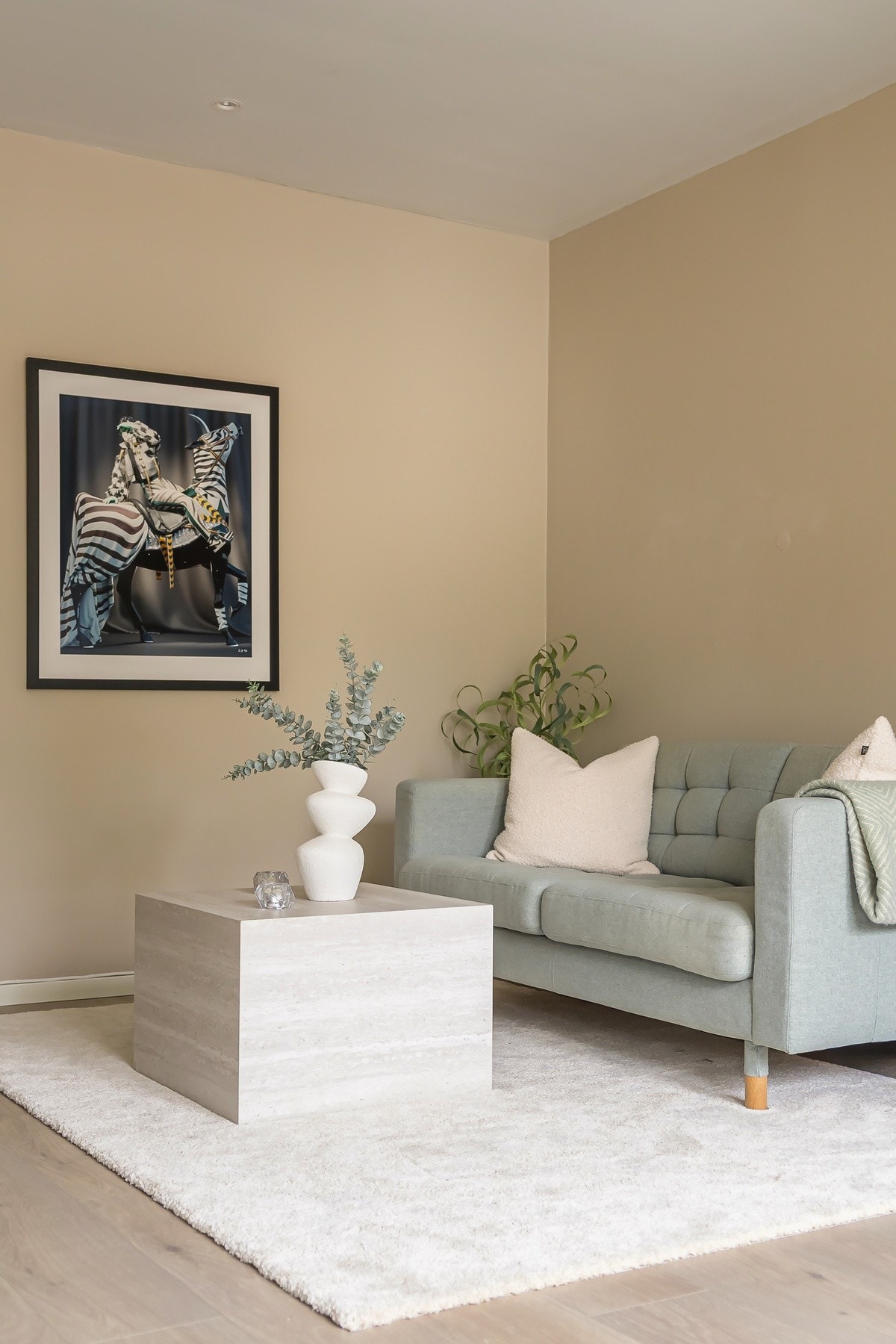 Koselig stue som er malt i stilrene fargevalg Galleribilde