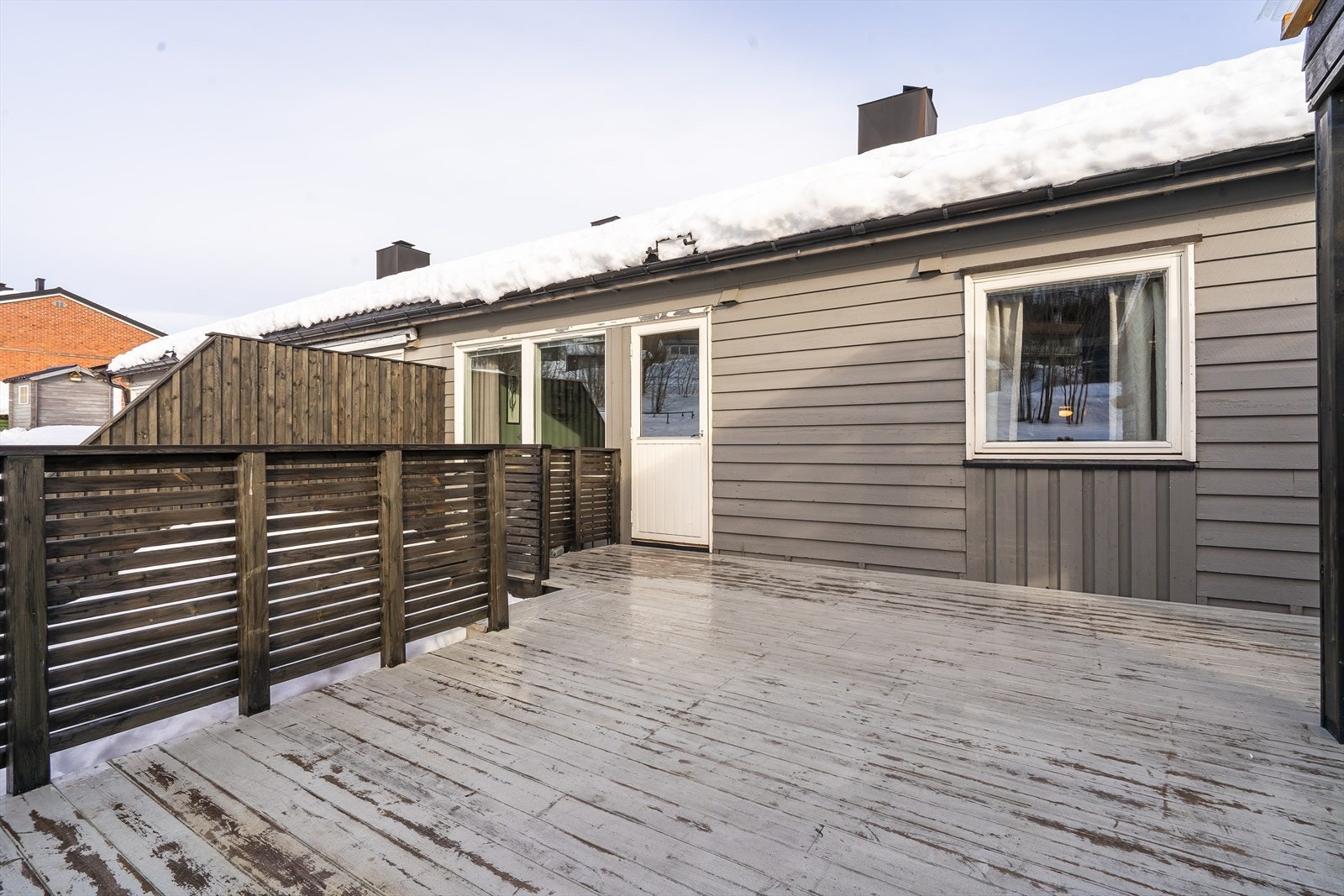 Fra verandaen er det adkomst med trapp videre til hage. Galleribilde