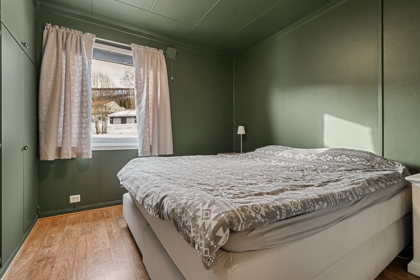 Rommet har integrert oppbevaring og er av god størrelse. Galleribilde