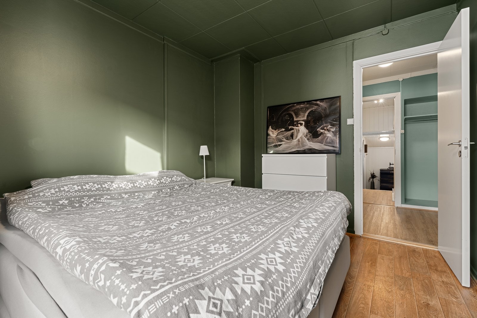 Hovedsoverom*. Megler gjør oppmerksom på at det ikke foreligger byggegodkjente tegninger og kan ikke verifisere om rommet er godkjent som soverom. Galleribilde