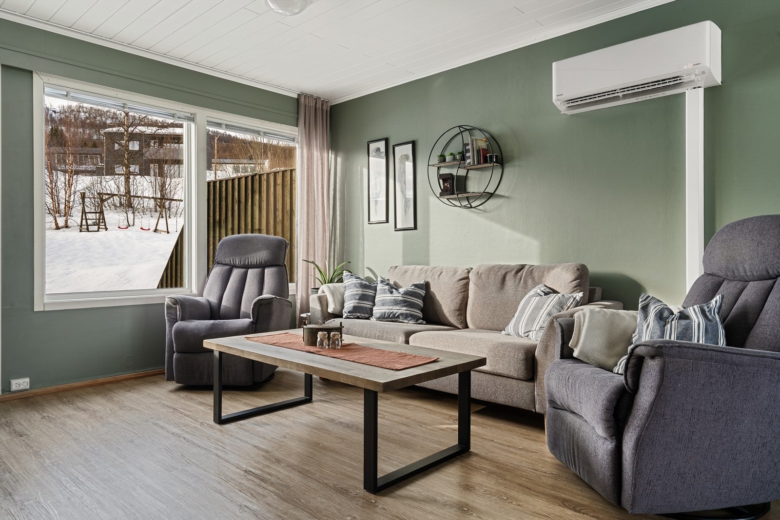 Boligen blir varmet opp av varmepumpe, vedovn og øvrig elektrisk oppvarming. Galleribilde