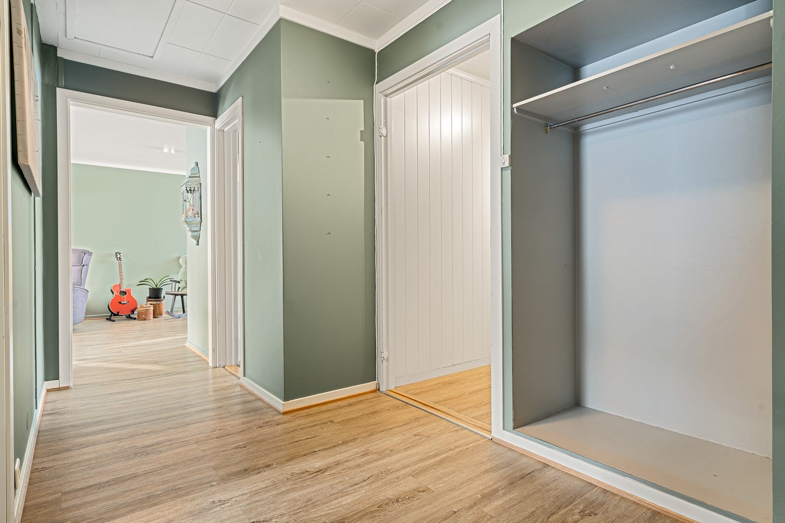 I gangen er det integrert oppbevaring i veggen. Galleribilde