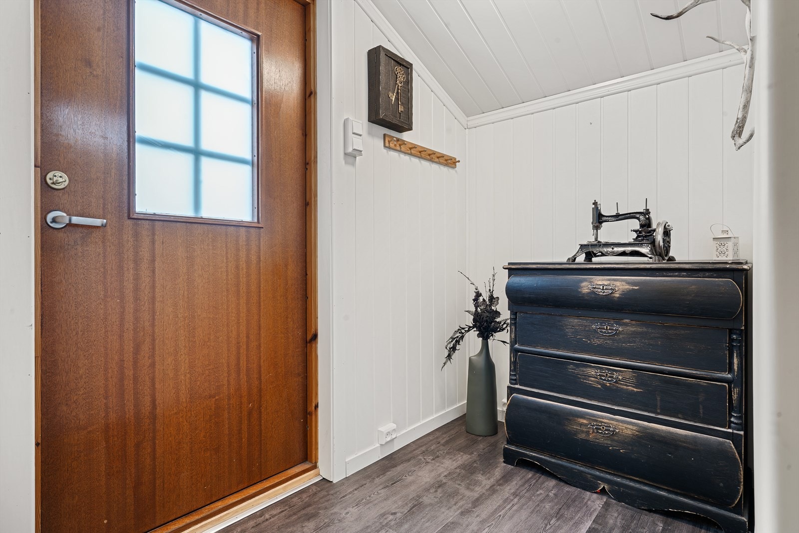 Entréen er lys og har god plass for oppheng av ytterjakker og plassering av sko. Galleribilde