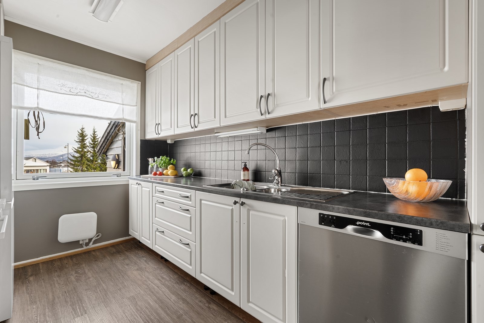 Det er frittstående hvitevarer, dette følger som regel ikke med i handelen. Galleribilde