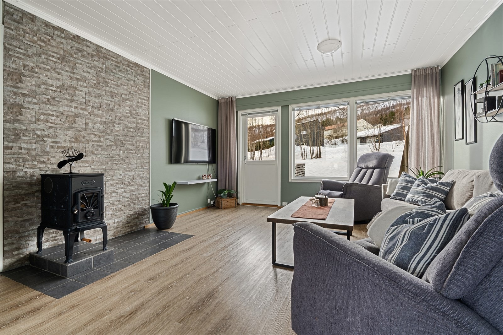 Lyse farger og store vindusflater gir rommet en flott atmosfære. Galleribilde