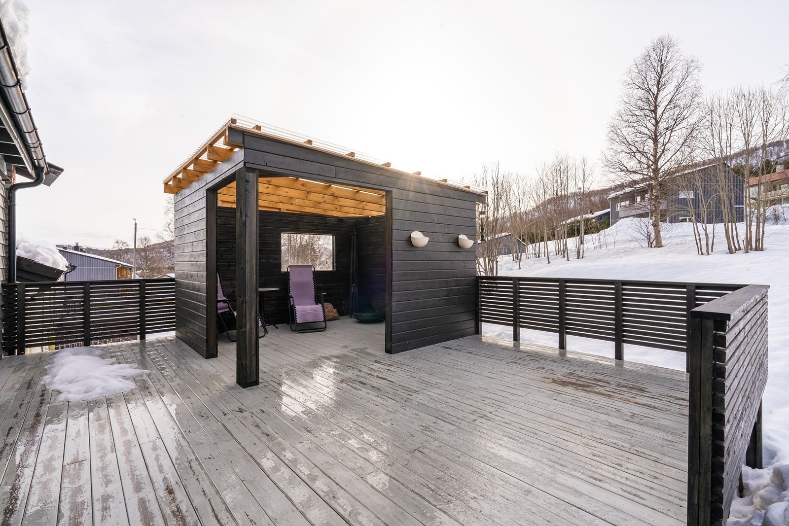 Fra stuen er det utgang til en solrik og herlig veranda. Galleribilde