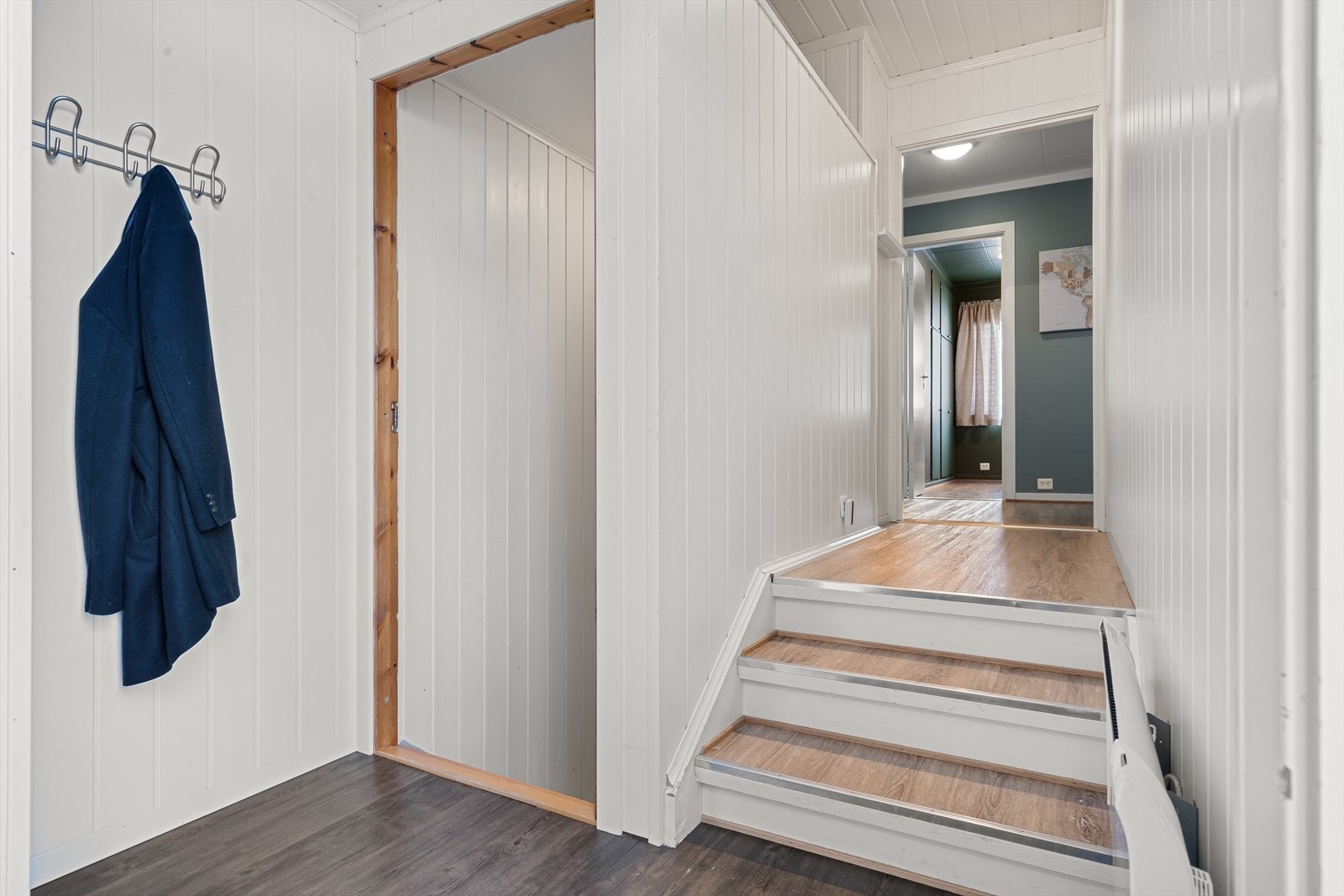 I trappeoppgangen til hovedetasjen er det også god plass til oppbevaring. Galleribilde