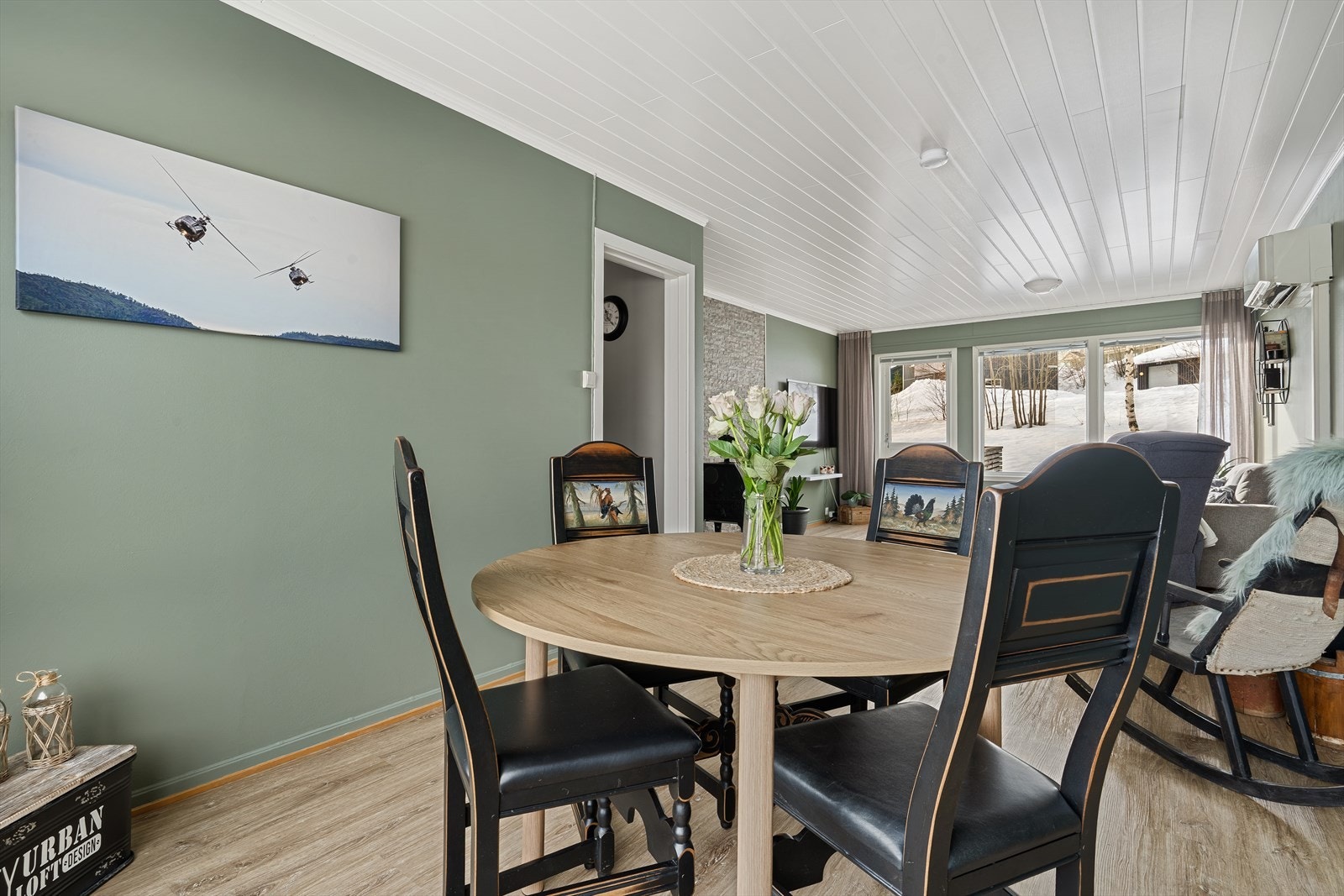 Spisestuen og stue er i åpen løsning. Galleribilde