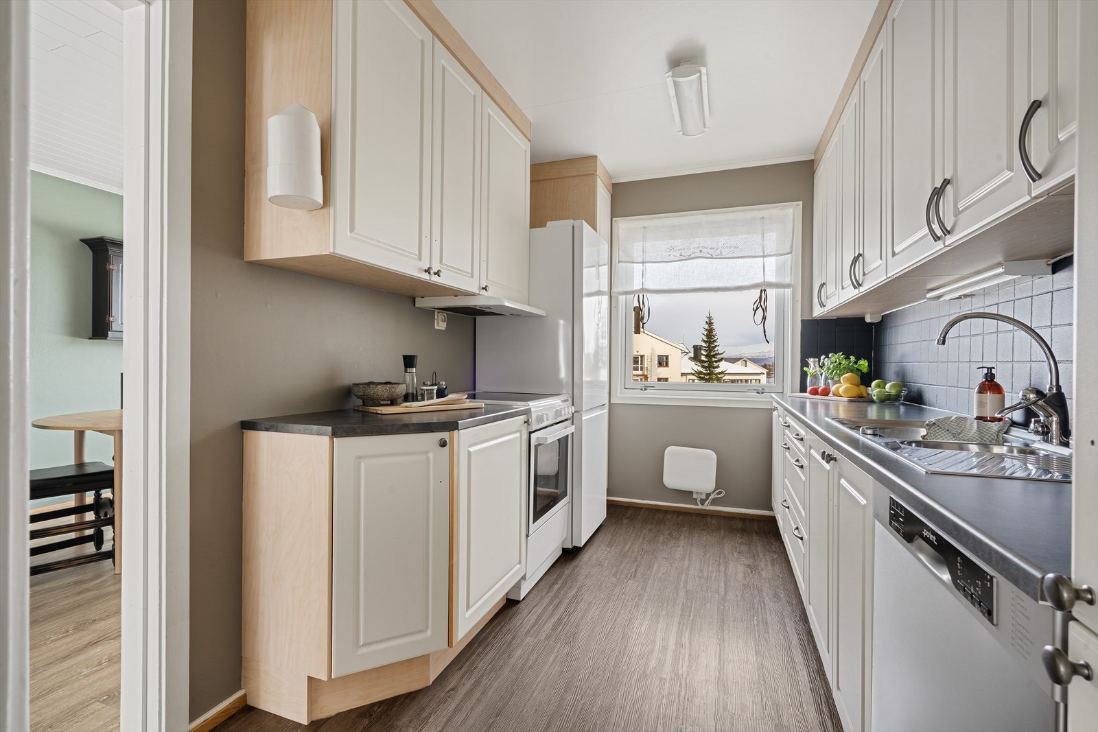 Kjøkkenet har godt med skap- og benkeplass. Galleribilde