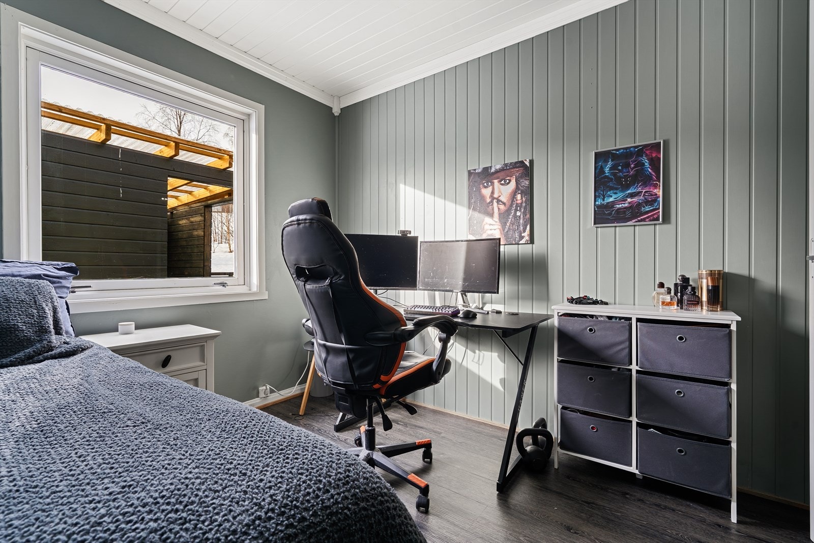 Soverommet venter mot verdanda og hage. Galleribilde