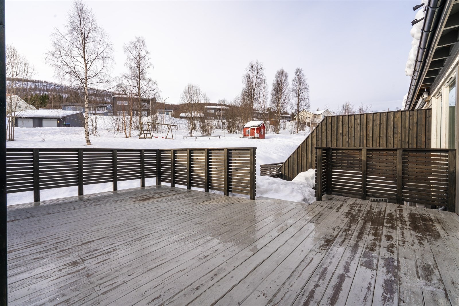 Alt utvendig areal er fellesareal, men sameiet opererer med at man har ansvar for arealet som er nært sin del. Galleribilde