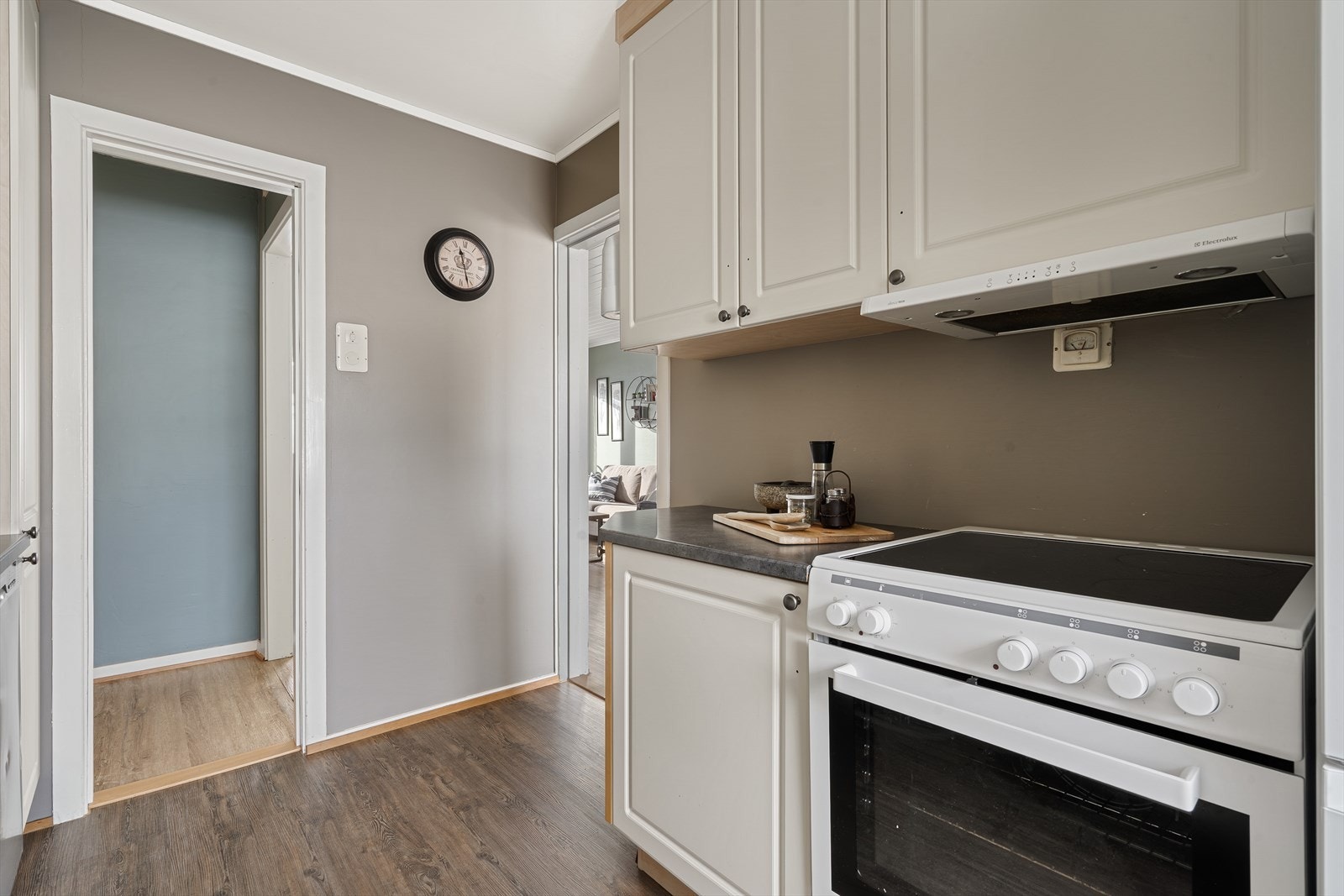 Kjøkkenet har adkomst fra både gang og stue. Galleribilde