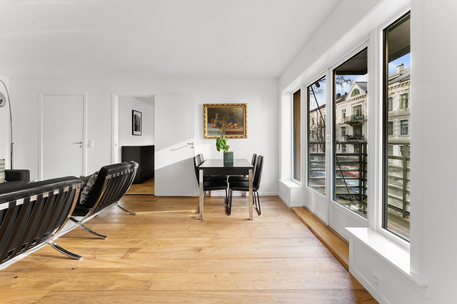 Fra stuen er det utgang til balkong med hyggelige solforhold på morgenen Galleribilde