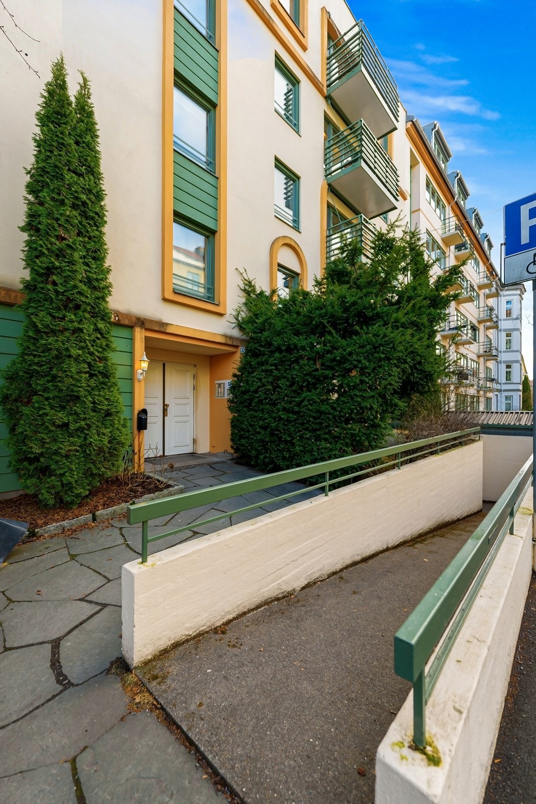 Fra leiligheten er det kort vei til det meste av bymessige fasiliteter, offentlig kommunikasjon, tur- og rekreasjonsområder mm Galleribilde