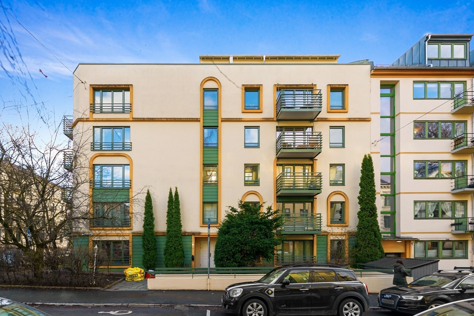 Leiligheten ligger tilbaketrukket til i et meget populært boligområde med klassiske bygårder svært sentralt på Majorstuen Galleribilde