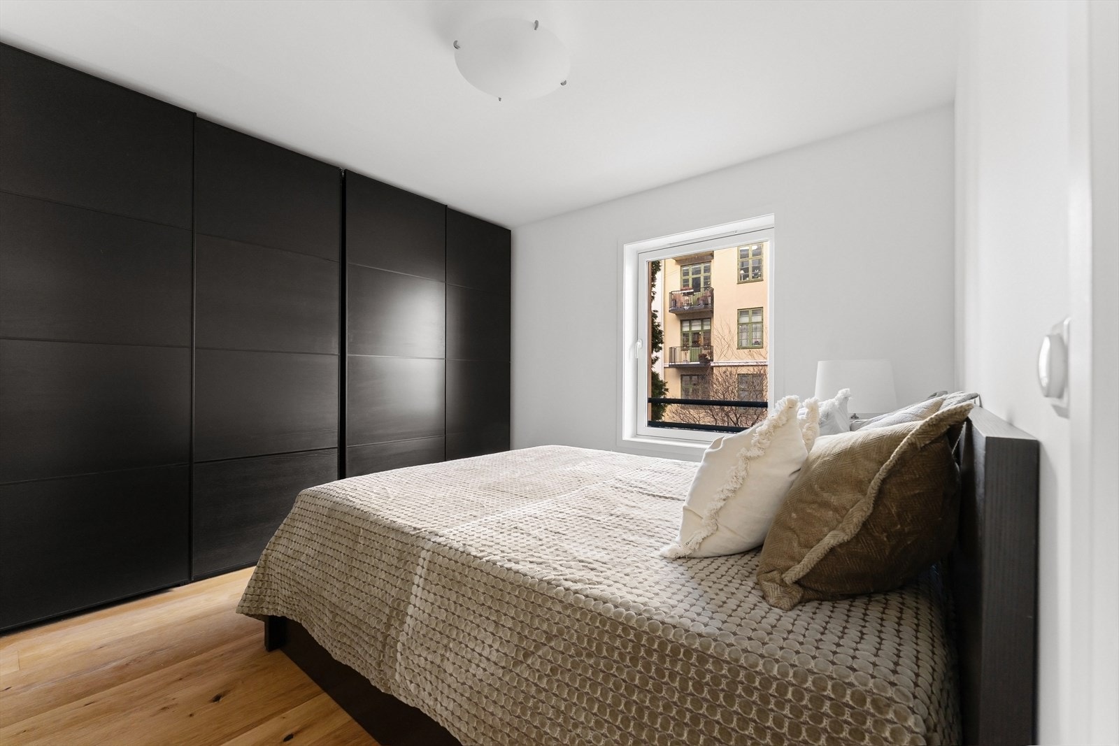 Rommet ligger skjermet til og egner seg godt som et rolig og behagelig soverom Galleribilde