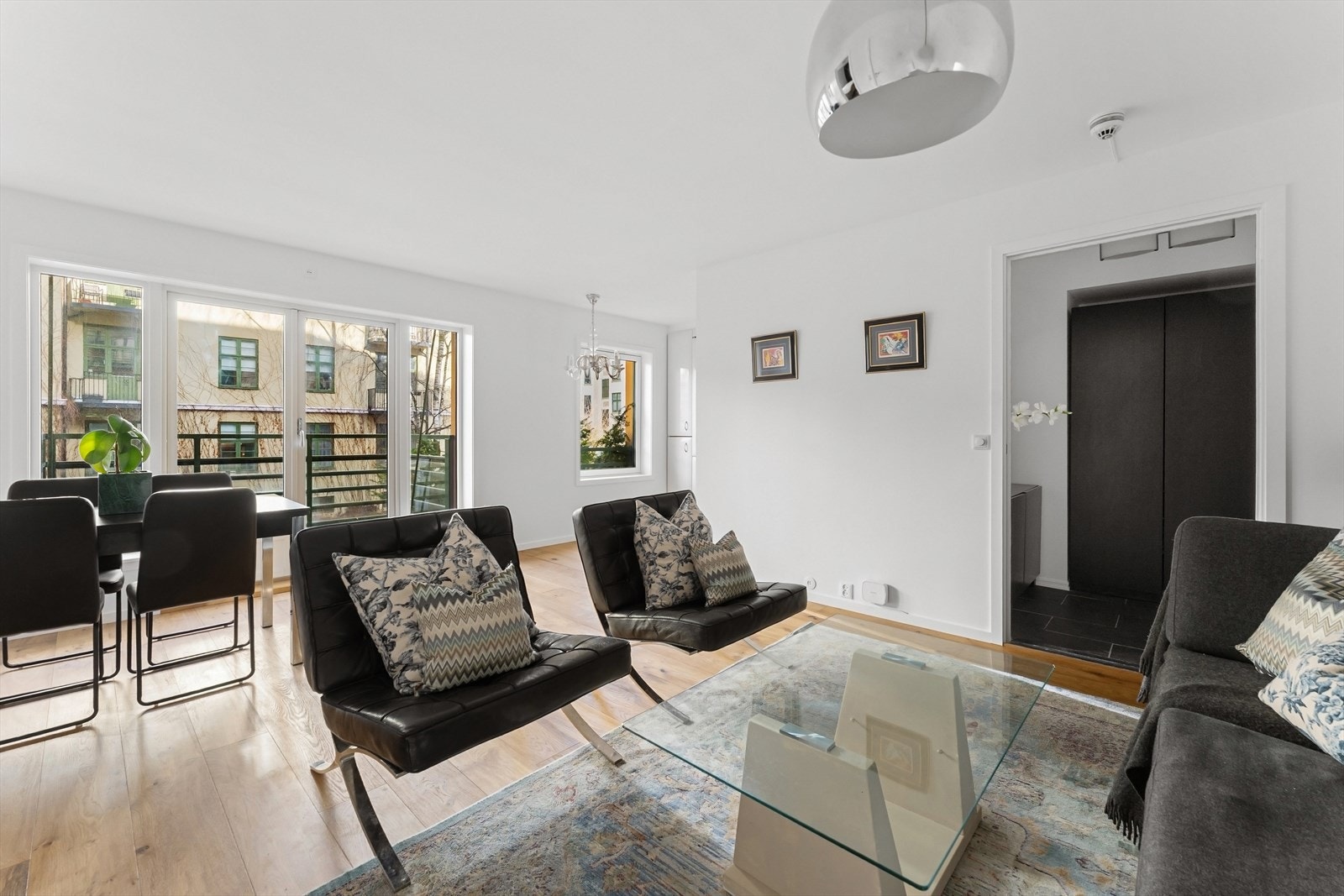 Store vindusflater gir godt med naturlig lys til rommet Galleribilde