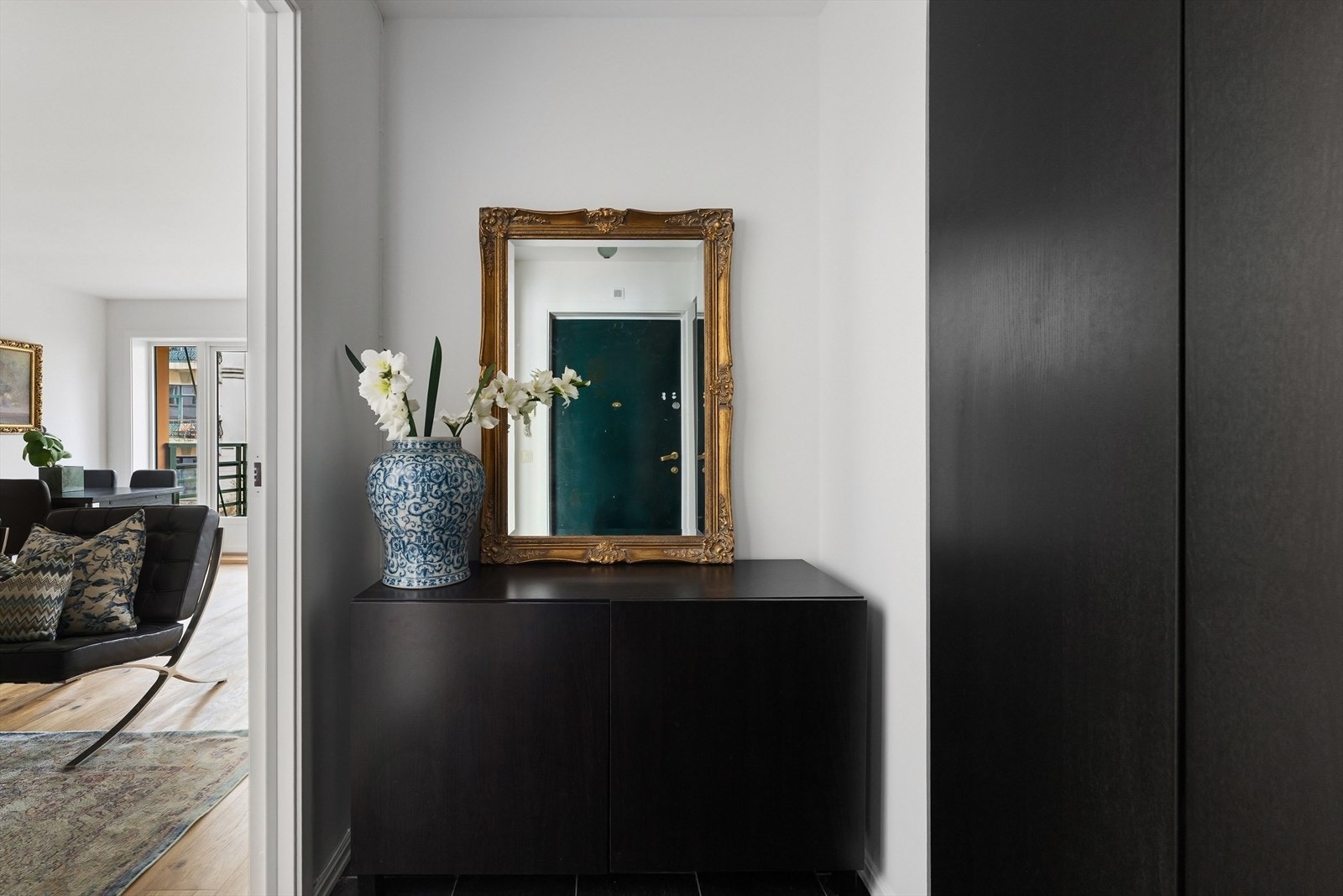 Leiligheten har er praktisk entrè som gir et godt førsteinntrykk av boligen Galleribilde