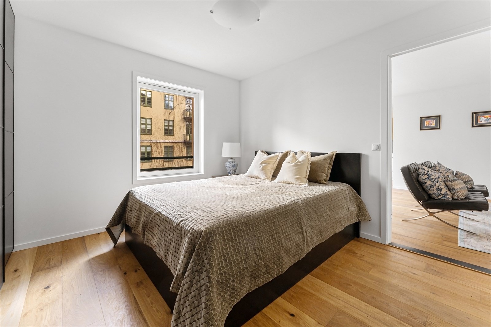 Leiligheten har et stort soverom med god plass til dobbeltseng og garderobeløsning Galleribilde