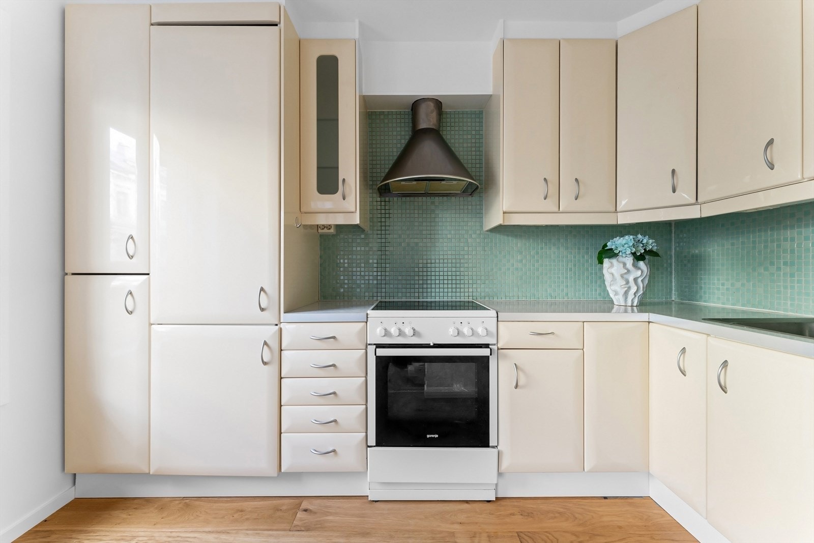 Det er gode arbeidsflater og rikelig med skap- og benkeplass Galleribilde