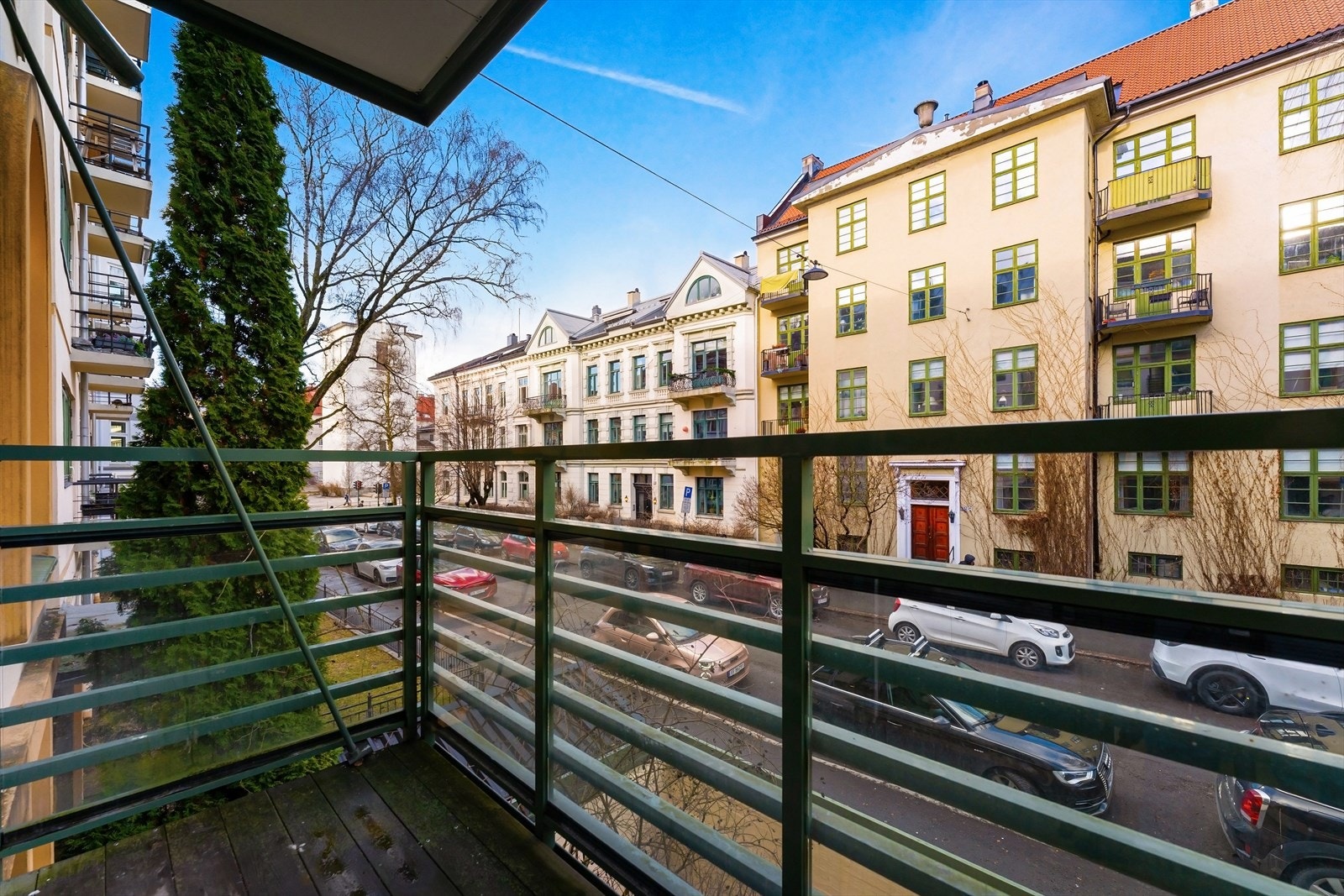 Hyggelig balkong med plass til sittegruppe Galleribilde