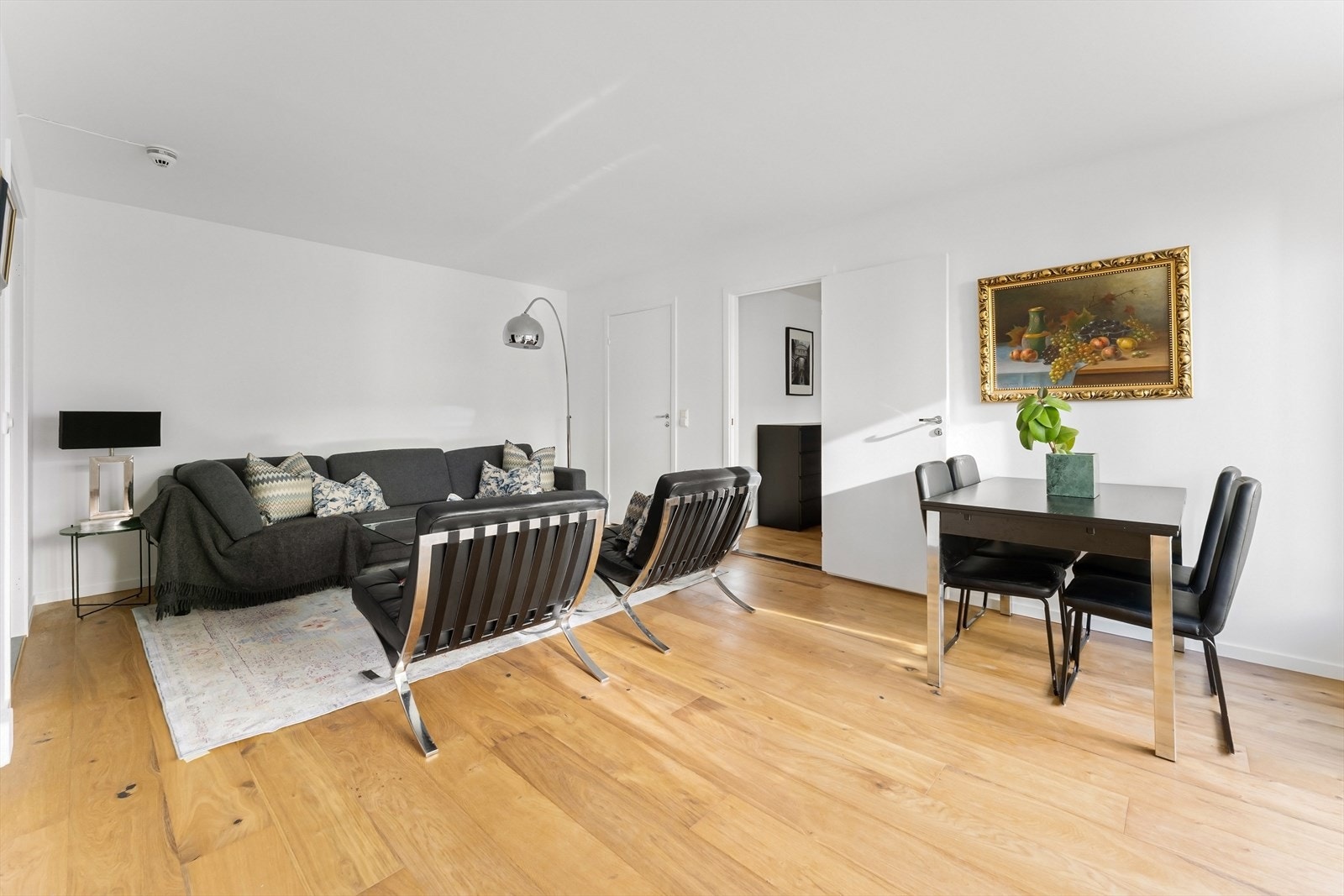 Lys og romslig stue med god planløsning Galleribilde