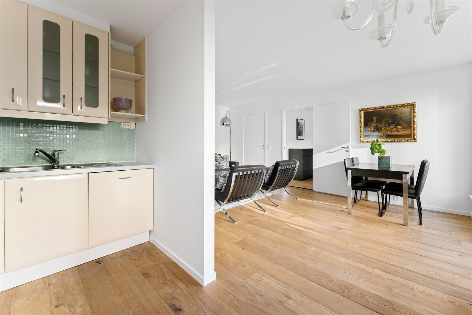 Det er plass til spisegruppe i praktisk tilknytning til kjøkkenet Galleribilde