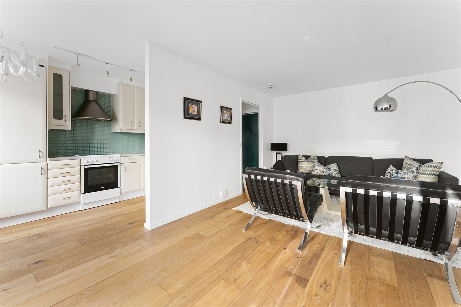 Kjøkkenet ligger i en egen sone, delvis adskilt fra stuen, med en halvåpen løsning som gir en luftig romfølelse Galleribilde