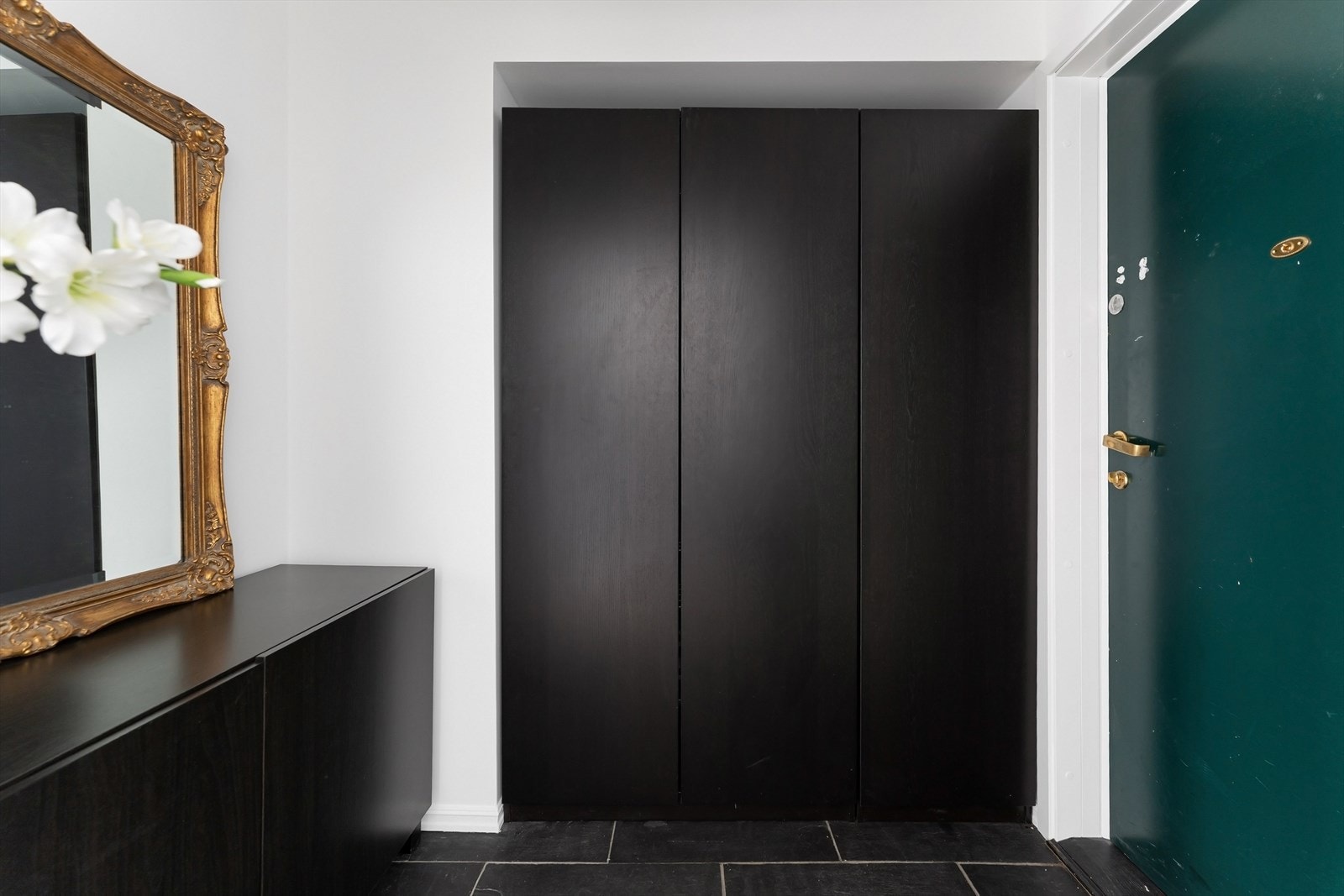 Her er det god plass til garderobeskap og oppbevaring av yttertøy og sko Galleribilde