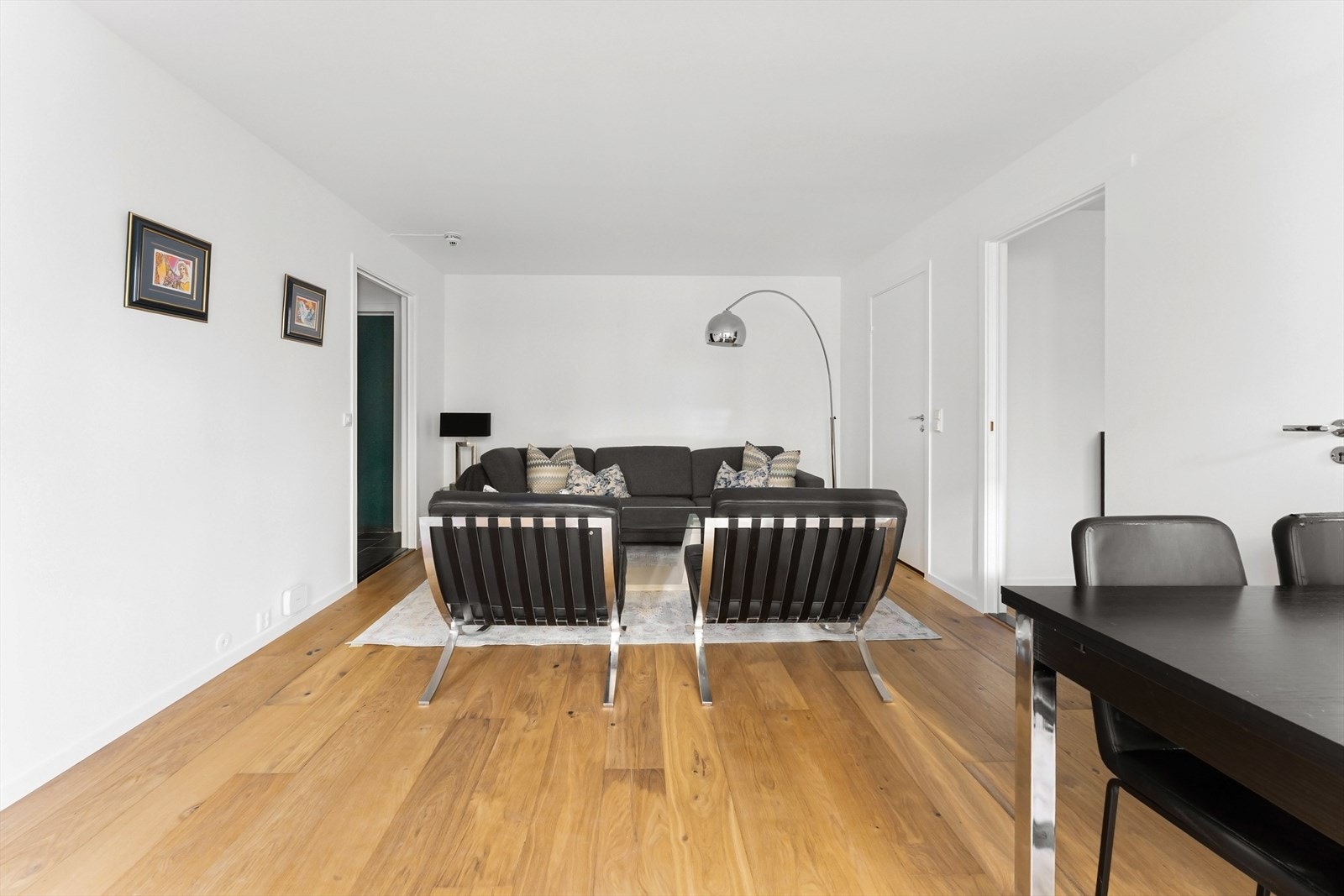 Stuen har god plass til både sofagruppe, TV-løsning og spisebord Galleribilde